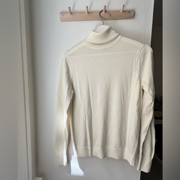 Creme Colored 100% Merino Wool Turtle Neck UNIQLO Size Small/6 - Picture 4 of 5